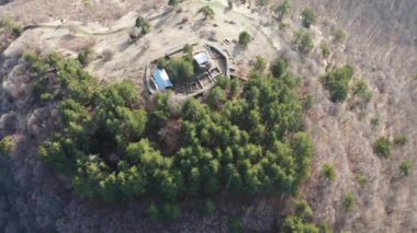 Bulgaristan 'ın Pazardzhik Bölgesi' nin Dorkovo kasabası yakınlarındaki Antik Tsepina kalesinin hava manzarası