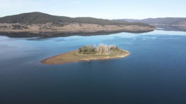 Bulgaristan 'ın Pazardzhik bölgesindeki Batak Reservoir adasının hava manzarası