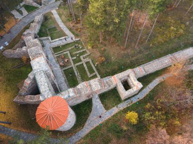 Bulgaristan 'ın Kyustendil kenti yakınlarındaki Hisarlaka Kalesinin kalıntılarının hava manzarası