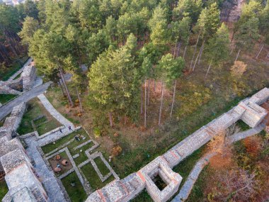 Bulgaristan 'ın Kyustendil kenti yakınlarındaki Hisarlaka Kalesinin kalıntılarının hava manzarası