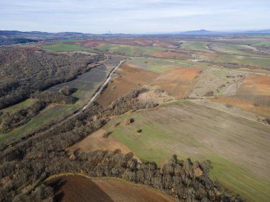 Bulgaristan 'ın Haskovo Bölgesi Topolovgrad kasabası yakınlarındaki Sakar Dağı' nın hava manzarası