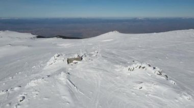 Bulgaristan 'ın Sofya kentinin Cherni Vrah tepesi yakınlarındaki Vitosha Dağı' nın hava kışı manzarası