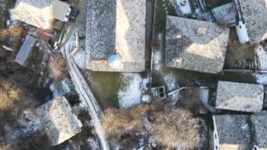 Bulgaristan 'ın Blagoevgrad bölgesindeki Otantik 19. yüzyıl evleriyle Dolen Köyü' nün hava manzarası