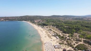 Bulgaristan 'ın Burgaz Bölgesi' nin Sozopol kasabası yakınlarındaki Gradina (Bahçe) plajının havadan manzarası 
