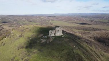 Bulgaristan 'ın Haskovo Bölgesi Matochina kasabası yakınlarındaki Ortaçağ Bukelon Kalesinin havadan görünüşü