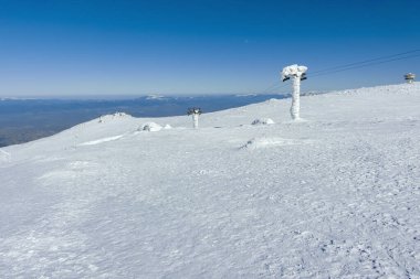 Bulgaristan 'ın Sofya kentinin Cherni Vrah zirvesi yakınlarındaki Vitosha Dağı' nın kış manzarası