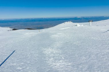 Bulgaristan 'ın Sofya kentinin Cherni Vrah zirvesi yakınlarındaki Vitosha Dağı' nın kış manzarası