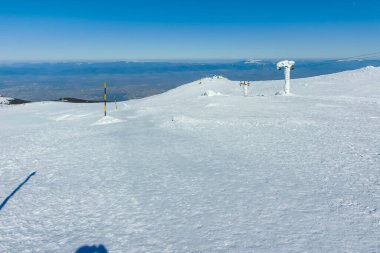 Bulgaristan 'ın Sofya kentinin Cherni Vrah zirvesi yakınlarındaki Vitosha Dağı' nın kış manzarası