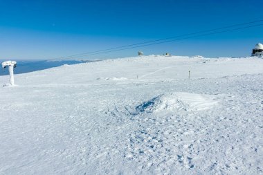Bulgaristan 'ın Sofya kentinin Cherni Vrah zirvesi yakınlarındaki Vitosha Dağı' nın kış manzarası