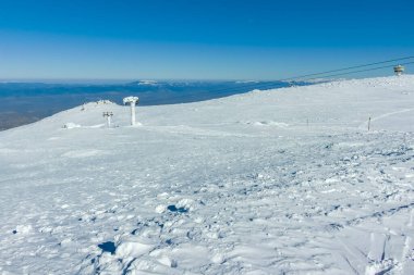 Bulgaristan 'ın Sofya kentinin Cherni Vrah zirvesi yakınlarındaki Vitosha Dağı' nın kış manzarası