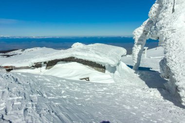 Bulgaristan 'ın Sofya kentinin Cherni Vrah zirvesi yakınlarındaki Vitosha Dağı' nın kış manzarası