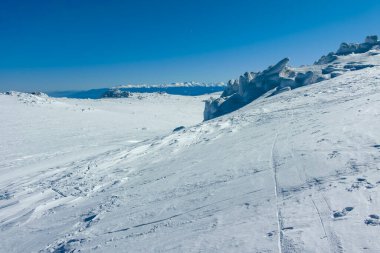 Bulgaristan 'ın Sofya kentinin Cherni Vrah zirvesi yakınlarındaki Vitosha Dağı' nın kış manzarası