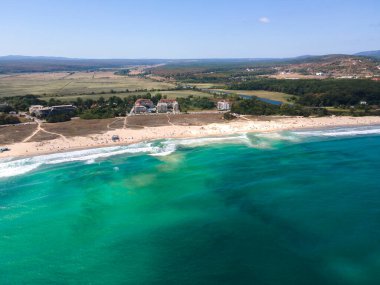 Bulgaristan 'ın Burgaz Bölgesi' nin Primorsko kenti yakınlarındaki Karadeniz kıyılarının hava manzarası