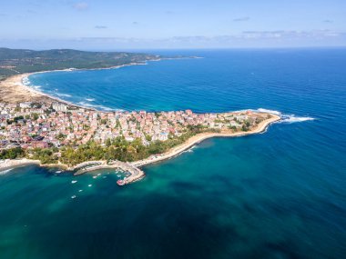 Bulgaristan 'ın Burgaz Bölgesi' nin Primorsko kenti yakınlarındaki Karadeniz kıyılarının hava manzarası