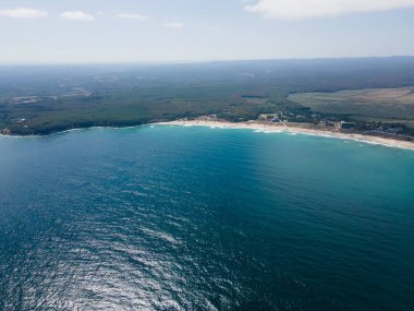 Bulgaristan 'ın Burgaz Bölgesi' nin Primorsko kenti yakınlarındaki Karadeniz kıyılarının hava manzarası