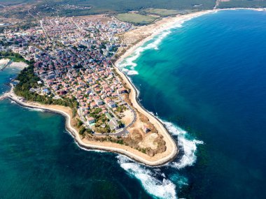 Bulgaristan 'ın Burgaz Bölgesi' nin Primorsko kenti yakınlarındaki Karadeniz kıyılarının hava manzarası