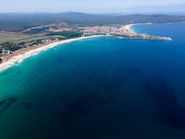 Bulgaristan 'ın Burgaz Bölgesi' nin Primorsko kenti yakınlarındaki Karadeniz kıyılarının hava manzarası