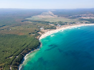 Bulgaristan 'ın Burgaz Bölgesi' nin Primorsko kenti yakınlarındaki Karadeniz kıyılarının hava manzarası