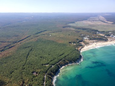 Bulgaristan 'ın Burgaz Bölgesi' nin Primorsko kenti yakınlarındaki Karadeniz kıyılarının hava manzarası