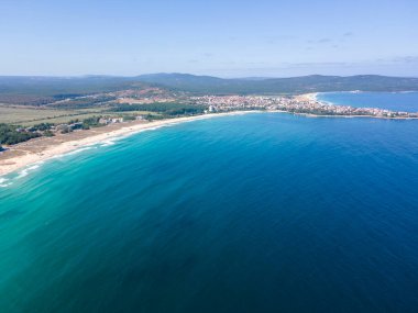Bulgaristan 'ın Burgaz Bölgesi' nin Primorsko kenti yakınlarındaki Karadeniz kıyılarının hava manzarası