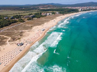 Bulgaristan 'ın Burgaz Bölgesi' nin Primorsko kenti yakınlarındaki Karadeniz kıyılarının hava manzarası