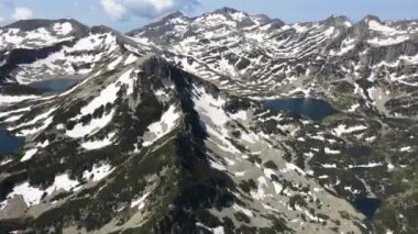 Bulgaristan 'ın Pirin Dağı' ndaki Popovo Gölü 'nün şaşırtıcı hava manzarası