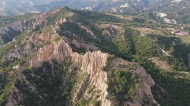 Rozhen kum piramitlerinin hava günbatımı manzarası, Blagoevgrad bölgesi, Bulgaristan