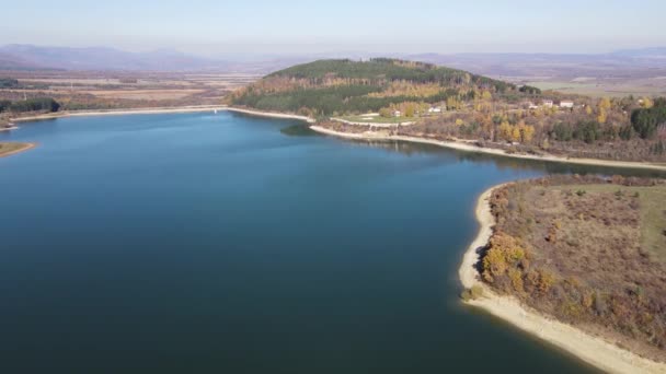 Vue Aérienne Automne Réservoir Izvor Konyavska Mountain Région Pernik Bulgarie — Video