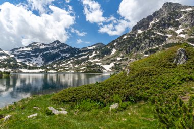 Bulgaristan 'ın Popovo Gölü yakınlarındaki Pirin Dağı' nın İnanılmaz Yaz Manzarası