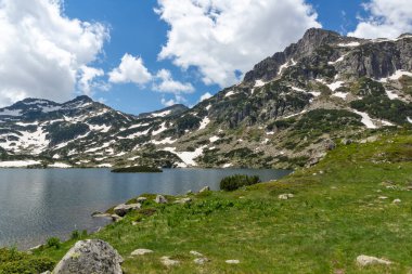 Bulgaristan 'ın Popovo Gölü yakınlarındaki Pirin Dağı' nın İnanılmaz Yaz Manzarası