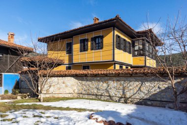 KOPRIVSHTITSA, BULGARIA - 25 Ocak 2020: Bulgaristan 'ın Sofya Bölgesi Koprivshtitsa kentindeki Tipik Sokak ve eski evler