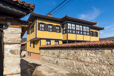 KOPRIVSHTITSA, BULGARIA - 25 Ocak 2020: Bulgaristan 'ın Sofya Bölgesi Koprivshtitsa kentindeki Tipik Sokak ve eski evler