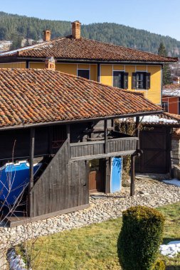 KOPRIVSHTITSA, BULGARIA - 25 Ocak 2020: Bulgaristan 'ın Sofya Bölgesi Koprivshtitsa kentindeki Tipik Sokak ve eski evler