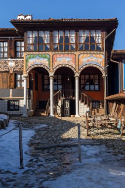 KOPRIVSHTITSA, BULGARIA - 25 Ocak 2020: Bulgaristan 'ın Sofya Bölgesi Koprivshtitsa kentindeki Tipik Sokak ve eski evler
