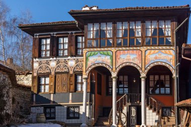 KOPRIVSHTITSA, BULGARIA - 25 Ocak 2020: Bulgaristan 'ın Sofya Bölgesi Koprivshtitsa kentindeki Tipik Sokak ve eski evler