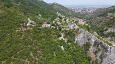 Bulgaristan 'ın Ortaçağ Asen Kalesi, Asenovgrad, Filibe Bölgesi' nin hava manzarası