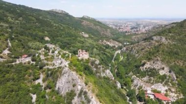 Bulgaristan 'ın Ortaçağ Asen Kalesi, Asenovgrad, Filibe Bölgesi' nin hava manzarası