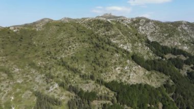 Bulgaristan 'ın Pirin Dağı' nın Popovi Livadi köyü yakınlarındaki Orelyak zirvesinin hava manzarası