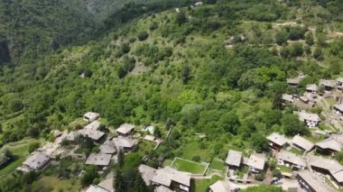 Bulgaristan 'ın Blagoevgrad Bölgesi, Otantik 19. yüzyıl evleriyle Kovaçevitsa Köyü' nün havadan görünüşü