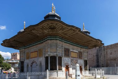 İSTANBUL, TÜRKEYE - 26 Temmuz 2019: İstanbul, Türkiye 'deki Sultan Ahmet Çeşmesi