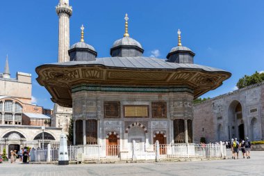 İSTANBUL, TÜRKEYE - 26 Temmuz 2019: İstanbul, Türkiye 'deki Sultan Ahmet Çeşmesi