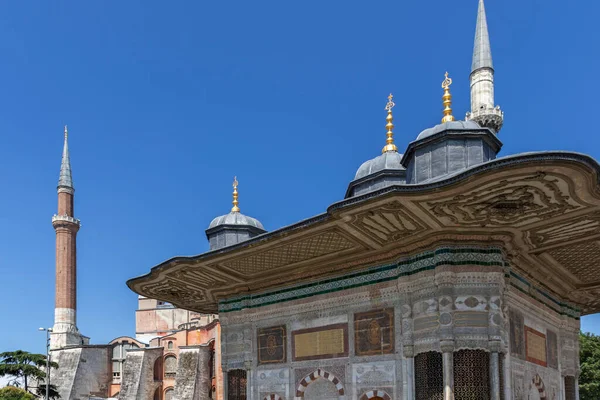 İSTANBUL, TÜRKEYE - 26 Temmuz 2019: İstanbul, Türkiye 'deki Sultan Ahmet Çeşmesi