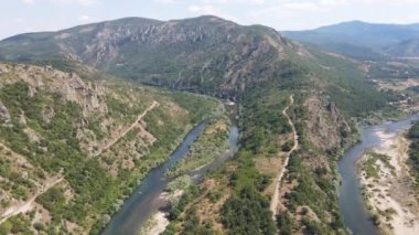 Bulgaristan 'ın Arda Nehri kıvrımlı ve Fildişi Reservoir kentinin hava manzarası
