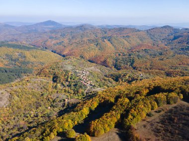 Bulgaristan 'ın Pernik Bölgesi, Kamenititsa zirvesi yakınlarındaki Erul dağının şaşırtıcı sonbahar manzarası