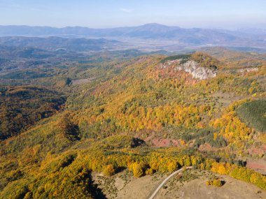 Bulgaristan 'ın Pernik Bölgesi, Kamenititsa zirvesi yakınlarındaki Erul dağının şaşırtıcı sonbahar manzarası