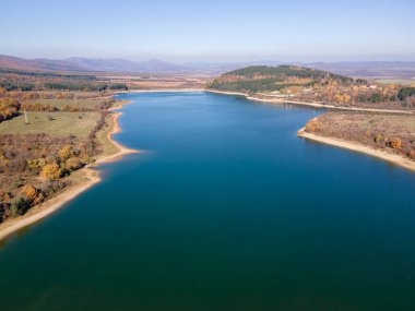 Bulgaristan 'ın Pernik bölgesindeki Konyavska Dağı' ndaki Izvor Reservoir Havacılık Görünümü