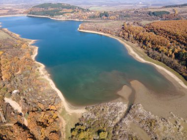 Bulgaristan 'ın Pernik bölgesindeki Konyavska Dağı' ndaki Izvor Reservoir Havacılık Görünümü