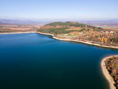 Bulgaristan 'ın Pernik bölgesindeki Konyavska Dağı' ndaki Izvor Reservoir Havacılık Görünümü
