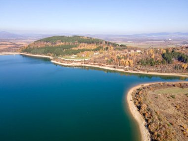 Bulgaristan 'ın Pernik bölgesindeki Konyavska Dağı' ndaki Izvor Reservoir Havacılık Görünümü