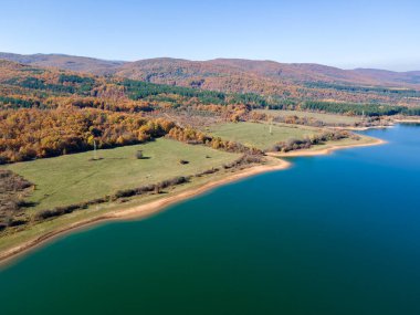 Bulgaristan 'ın Pernik bölgesindeki Konyavska Dağı' ndaki Izvor Reservoir Havacılık Görünümü
